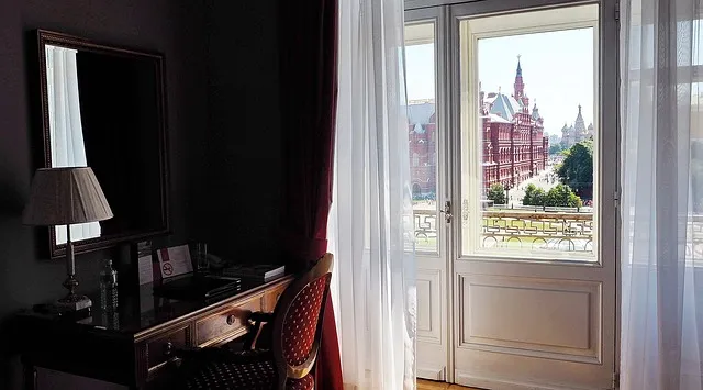 Jak urządzić salon w stylu retro?